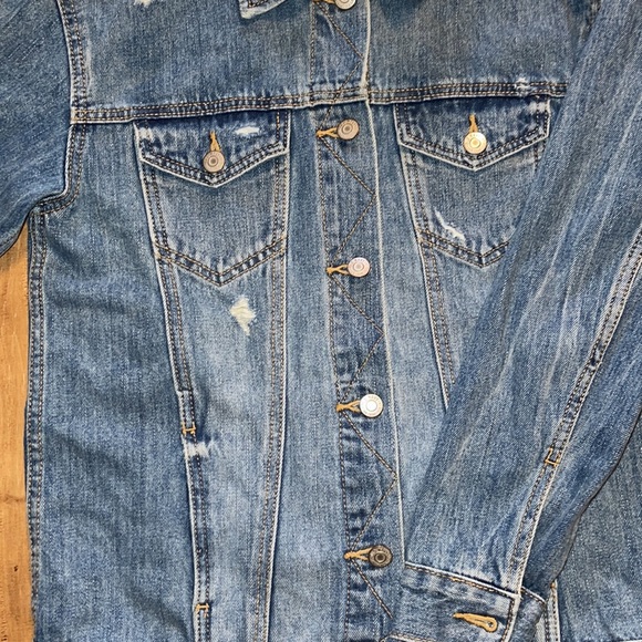 NWT Old Navy Boyfriend Fit Jean Denim Jacket with Distressed Holes for Women - Picture 3 of 5